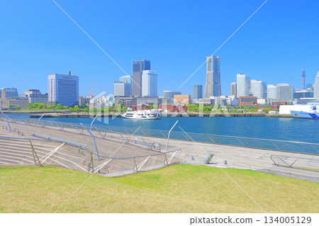 神奈川縣橫濱市橫濱紅磚倉庫與地標塔風景 神奈川縣橫濱市橫濱紅磚倉庫與地標塔風景 134005129