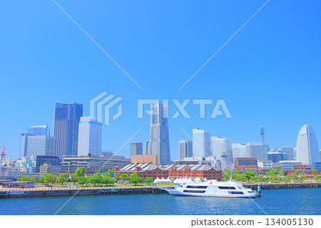 神奈川縣橫濱市橫濱紅磚倉庫與地標塔風景 神奈川縣橫濱市橫濱紅磚倉庫與地標塔風景 134005130