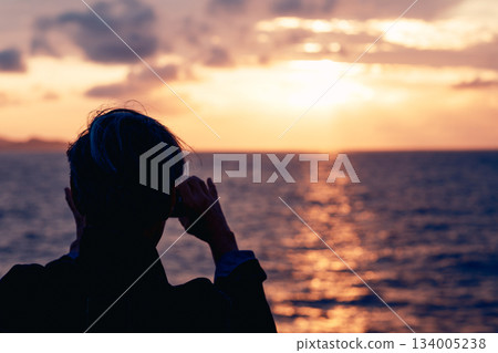 強烈的逆光照亮了一幅引人注目的剪影畫面 強烈的逆光照亮了一幅引人注目的剪影畫面 134005238