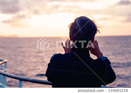 強烈的逆光照亮了一幅引人注目的剪影畫面 強烈的逆光照亮了一幅引人注目的剪影畫面 134005239