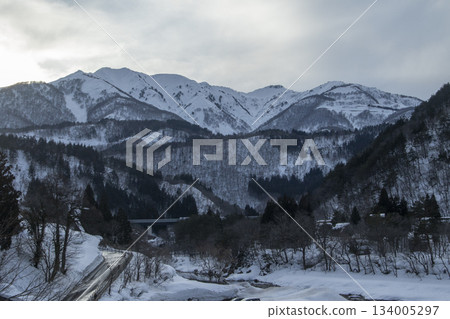 冬季景色：雄偉的雪山和山谷 134005297