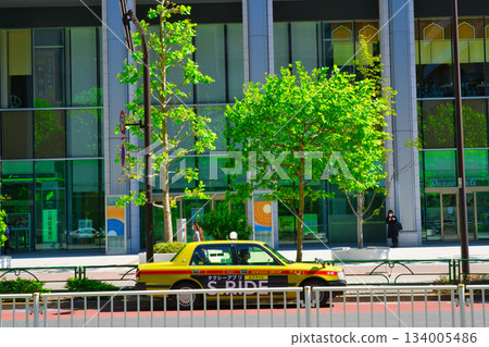 [Tokyo] Around Shimbashi Station in the morning in May 134005486