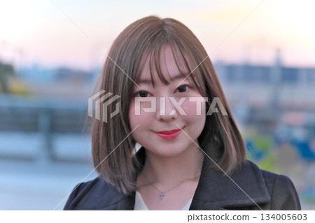 一位女子在屋頂上仰望日落 一位女子在屋頂上仰望日落 134005603