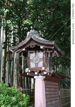 A lantern of the ancient capital standing in the shade and a refreshing bamboo forest scene 134005780