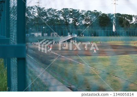 透過圍欄可以看到棒球場和練習賽。 134005814