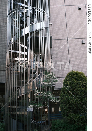 現代建築外觀與不銹鋼螺旋樓梯 134005836