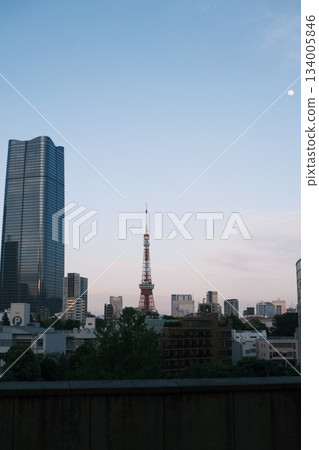 藍天明月,東京鐵塔和摩天大樓的城市景觀 藍天明月,東京鐵塔和摩天大樓的城市景觀 134005846