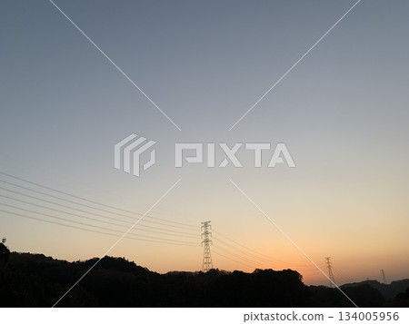 冬日傍晚，天空美麗動人。 134005956