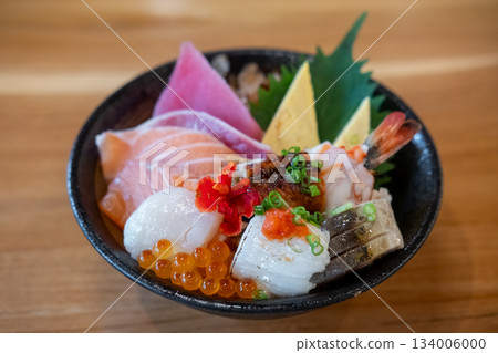 Kaisen Don, a Japanese rice bowl dish of seafood. Including raw fish such as Hotate, Salmon, Saba, Engawa, Ikura. Kaisen Don, a Japanese rice bowl dish of seafood. Including raw fish such as Hotate, Salmon, Saba, Engawa, Ikura. 134006000