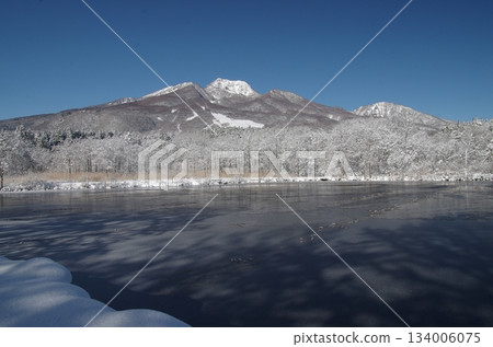 Imori Pond and Mt. Myoko in winter, horizontal position Imori Pond and Mt. Myoko in winter, horizontal position 134006075