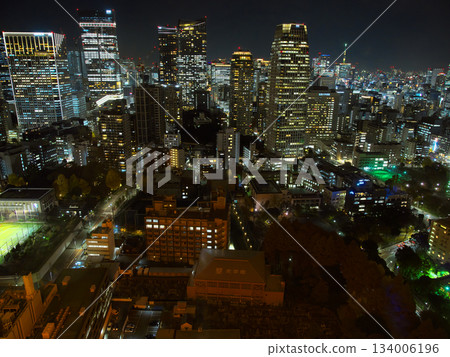 從東京鐵塔眺望港區夜景(朝向芝公園和虎之門方向)。城市景觀(2023年12月) 從東京鐵塔眺望港區夜景(朝向芝公園和虎之門方向)。城市景觀(2023年12月) 134006196