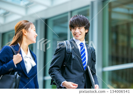 走的女商人和商人 134006541