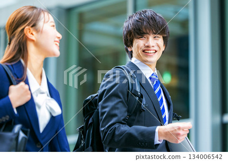 走的女商人和商人 134006542