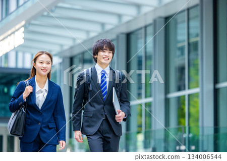 走的女商人和商人 134006544