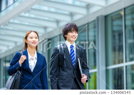 走的女商人和商人 134006545