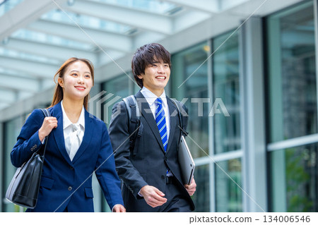 走的女商人和商人 134006546