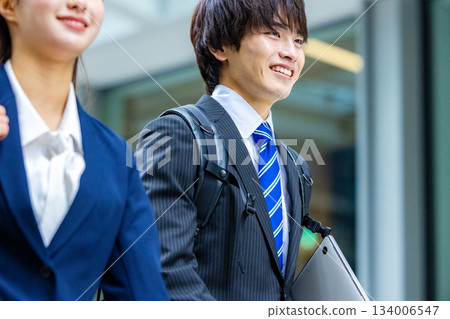 走的女商人和商人 134006547