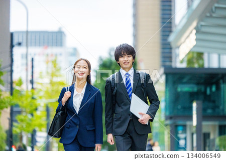 走的女商人和商人 134006549