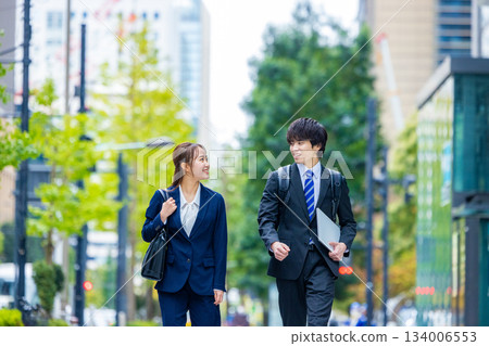 走的女商人和商人 134006553