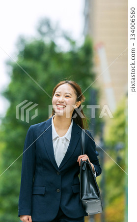 Walking business woman 134006560
