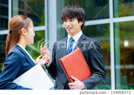 商務人士和女商人正在辦公區查看文件 134006572