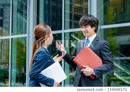 商務人士和女商人正在辦公區查看文件 134006573