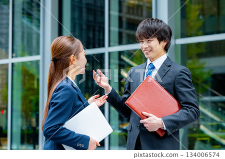 商務人士和女商人正在辦公區查看文件 134006574