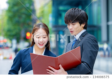 商務人士和女商人正在辦公區查看文件 134006575