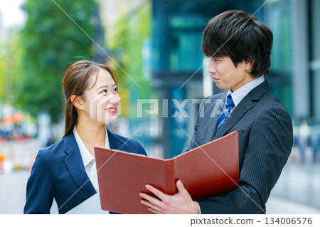 商務人士和女商人正在辦公區查看文件 134006576