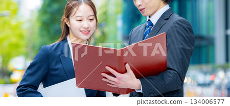 商務人士和女商人正在辦公區查看文件 134006577