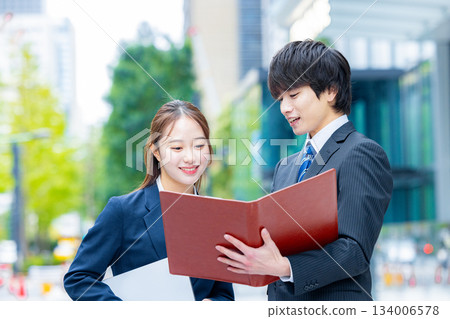 商務人士和女商人正在辦公區查看文件 134006578