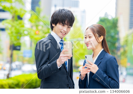 商務人士使用智慧型手機 134006606