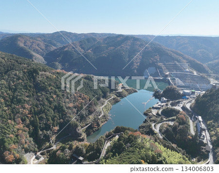 岐阜縣八百津市的秋葉。無人機拍攝的杉原千畝紀念館附近景色。 134006803