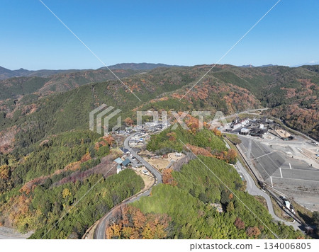 岐阜縣八百津市的秋葉。無人機拍攝的杉原千畝紀念館附近景色。 134006805