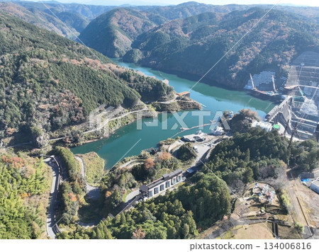 岐阜縣八百津市的秋葉。無人機拍攝的杉原千畝紀念館附近景色。 134006816