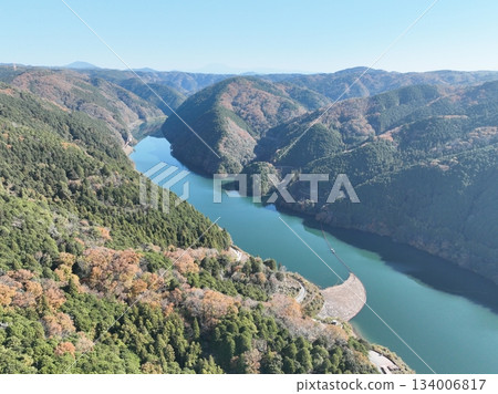 岐阜縣八百津市的秋葉。無人機拍攝的杉原千畝紀念館附近景色。 134006817