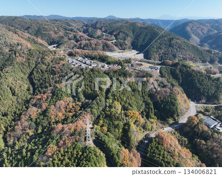 岐阜縣八百津市的秋葉。無人機拍攝的杉原千畝紀念館附近景色。 134006821