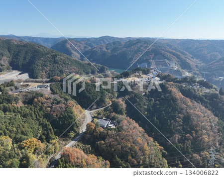 岐阜縣八百津市的秋葉。無人機拍攝的杉原千畝紀念館附近景色。 134006822