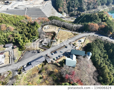 岐阜縣八百津市的秋葉。無人機拍攝的杉原千畝紀念館附近景色。 岐阜縣八百津市的秋葉。無人機拍攝的杉原千畝紀念館附近景色。 134006824