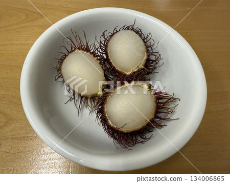 3個新鮮紅毛丹,半剝皮 3個新鮮紅毛丹,半剝皮 134006865