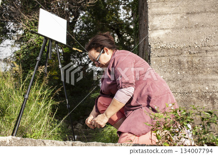 mature woman outside painting picture, lifestyle people concept 134007794