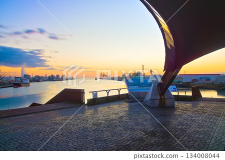 從觀景台眺望沐浴在晨曦中的仙台港 從觀景台眺望沐浴在晨曦中的仙台港 134008044