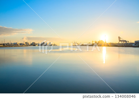 清晨的陽光照亮了仙台港平靜的水面和輪廓。 134008046