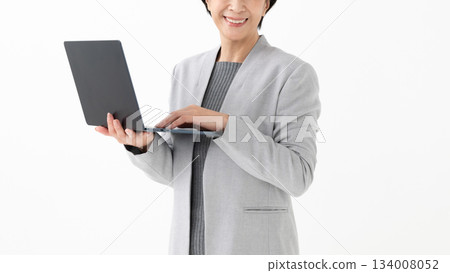 有筆記型電腦的女人 134008052