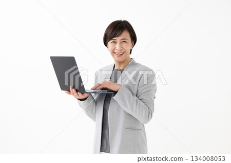 有筆記型電腦的女人 有筆記型電腦的女人 134008053