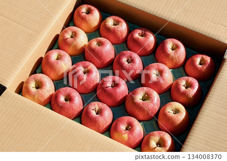 紙箱裡的蘋果 134008370