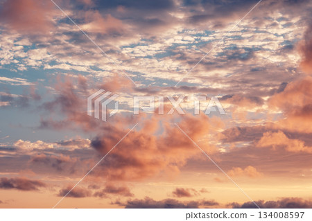 壯麗的日落天空和海景 壯麗的日落天空和海景 134008597