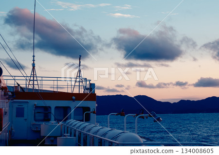 壯麗的日落天空和海景 134008605