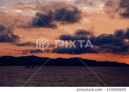 壯麗的日落天空和海景 134008609