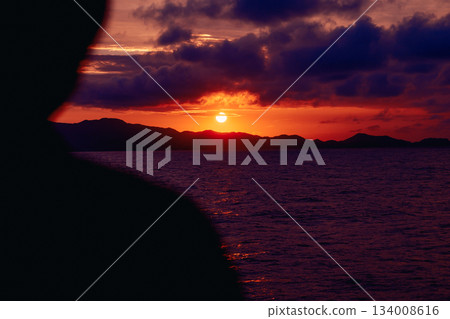 壯麗的日落天空和海景 134008616